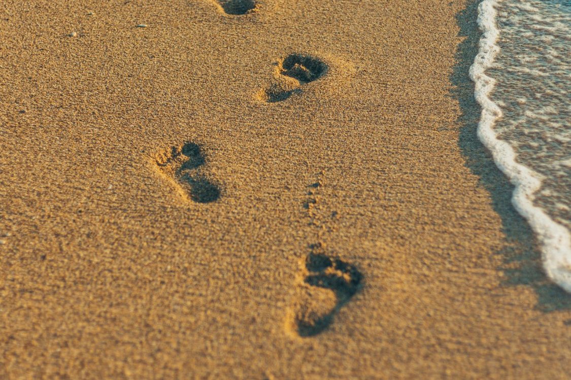 Fußabdrücke im Sand