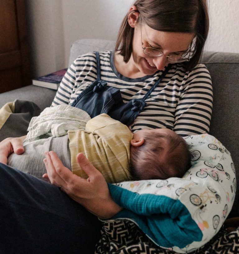 Copyright: Anne-Britt Sommer Stillende Mutter mit Baby, nutzt das Kobelwerk Halte- und Stillkissen