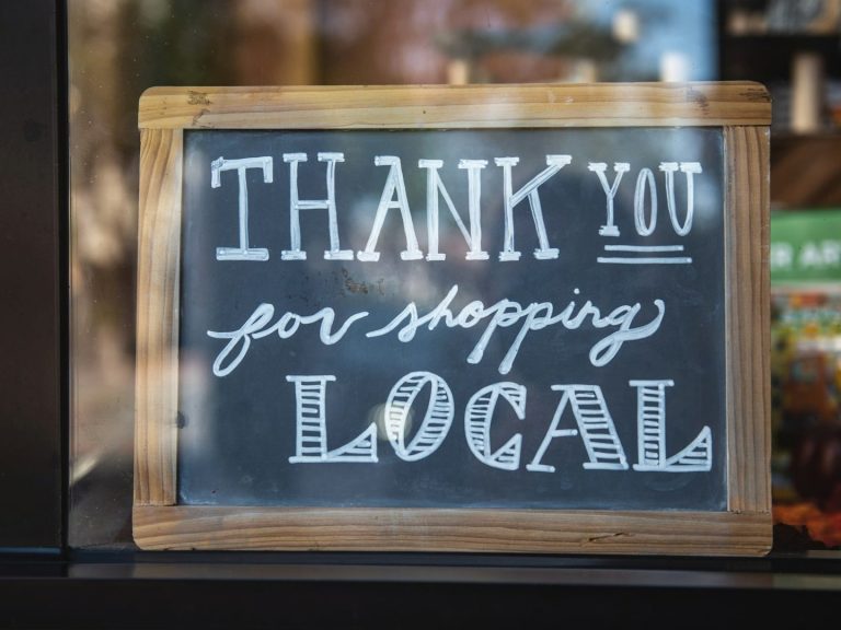 Copyright: Tim Mossholder auf Unsplash Schild mit der Aufschrift " Thank you for shopping local"