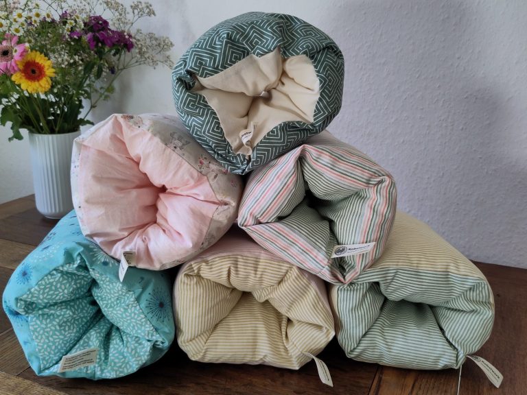 Copyright Sonja Ludwig Stapel mit Kobelwerk Haltekissen