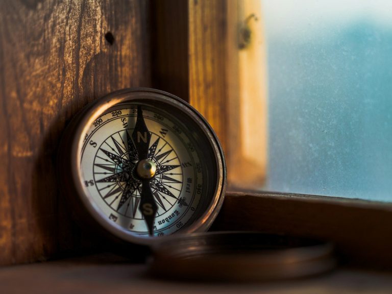 Copyright: Jordan Madrid auf Unsplash Kompass
